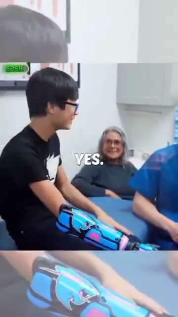 2026年1月25日，YouTube 博主 MrBeast 的最新一期视频中，
一个出生残疾被遗弃的中国男孩，最后被美国家庭收养，然后收到了野兽先生的价值 2.5 万美元的仿生手臂。
