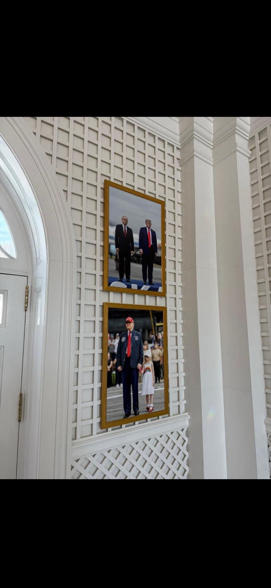 #特朗普和普京合影出现在白宫

白宫记者伊丽莎白·兰德斯：在连接白宫西翼与官邸的前厅区域，挂着一张装裱好的照片，是特朗普与普京在阿拉斯加夏季峰会时的合影。
