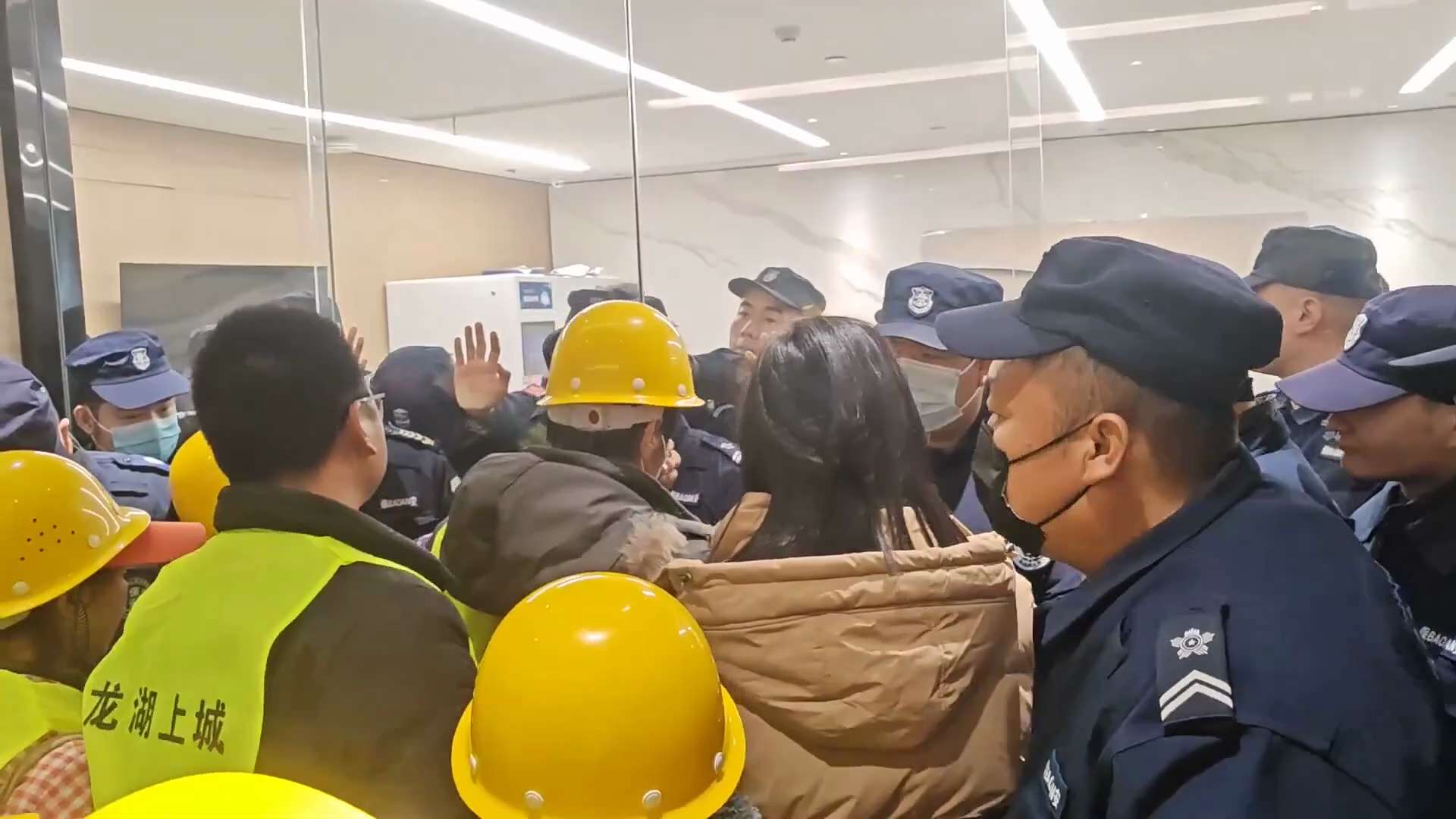 1月26日，陕西省咸阳市龙湖上城，工人讨薪。
工人维权遭到保安“人墙 ”阻挡。
工人对前来阻拦的保安表示：你们吃饱了，喝足了在这里阻拦我们维权，我们只是拿回我们的工钱回家过年。

