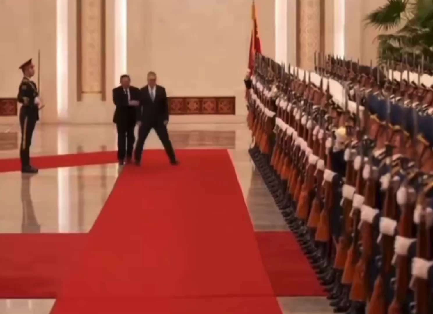 这斯塔魔，是不是被北京政变吓得没睡好，连仪仗队的礼仪都不清楚了，害得我们乡镇总理李强也顾不上礼仪推了他一把。这斯塔魔真滑稽，是来北京演丑剧的吗？
