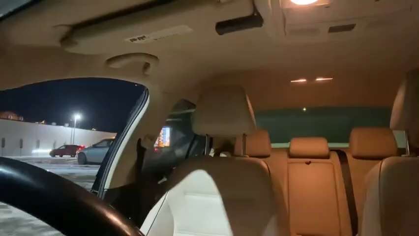 在明尼阿波利斯举行的反移民及海关执法局（ICE）抗议活动后，网络主播Waxiest遭到两名蒙面左翼分子的袭击。

Waxiest后来表示，他因这起事件被Kick停职。

