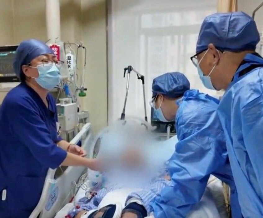 男子网购中药自行服用后，中毒身亡
近日，上海一名35岁男子六年前患糖尿病，一直网购多种中药来试图降血糖，最近终于买到一种“江油附片”中药，自行泡热水服用，卒。
所谓附片，是乌头的块根切片，含有剧毒成分...