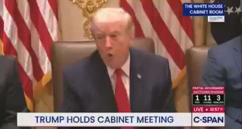 #川普总统再次猛批伊尔汉·奥马尔并提醒大家索马里的主要产业就是偷窃和海盗
这就是为什么现在必须立即启动剥夺公民身份程序！
我们以前每星期都有两三艘船被抢，这些巨大的船只被带到索马里，我甚至不知道，那算...