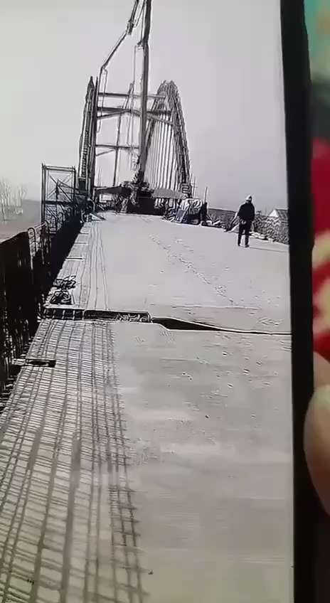🔥墙内消息：2月2日，江苏盐城市发生重大施工事故

由中铁十二局承建的一座在建大桥，主跨约95米的桥体突然断裂坍塌。

截至目前：
•💔 5人死亡
•2人重伤抢救无效
•3名失联人员遗体已找到