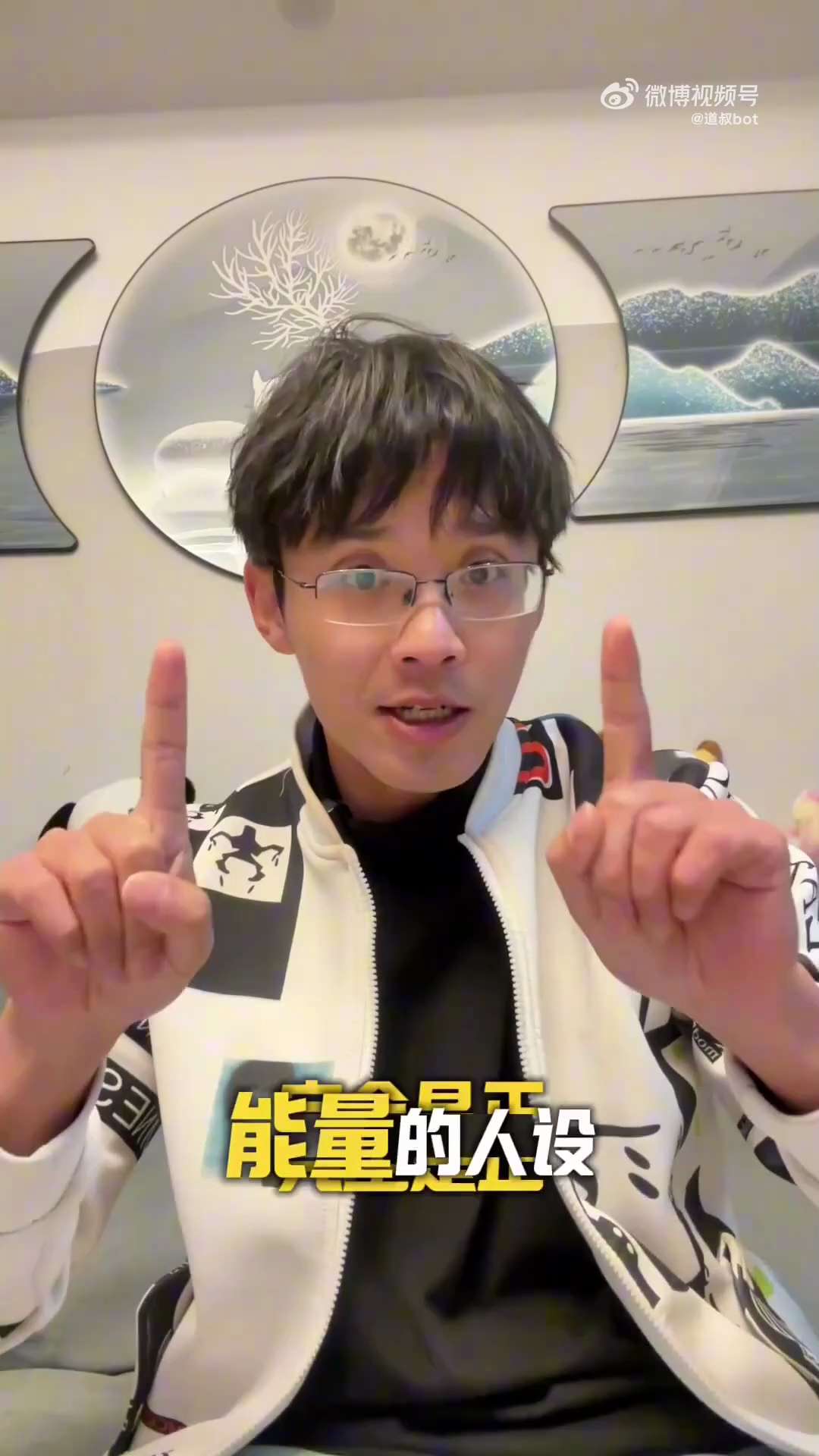 男子为了验证牢A的说法，在小红书建了个新账号冒充白人，结果他短时间内收到大量女网友主动搭讪、转账，甚至还有提出线下约会。

