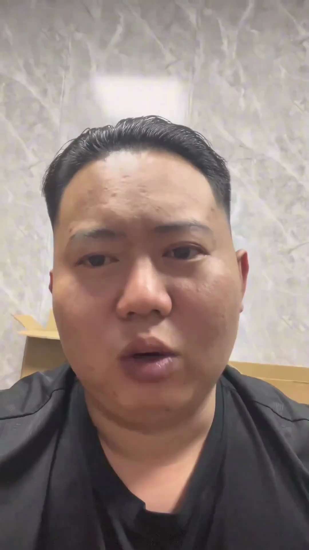 “撞脸金正恩”摊主走红后停业 

当事人称账号受限、经营受影响
近日，来自广东江门的金先生因出狱后找不到工作，在路边摆摊麦咖啡，因其长相酷似金正恩，不少市民慕名而来亲自品尝“将军”的手艺。
12月18...