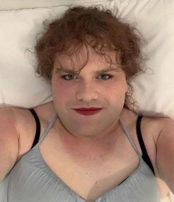 加拿大一名18岁跨性别者在学校开枪，造成9人死亡，27人受伤，——加拿大不列颠哥伦比亚省警方。

据悉，袭击者名为杰西·斯特朗。他六年前开始进行跨性别转变，此前曾因心理健康问题多次报警。

杰西四年前...