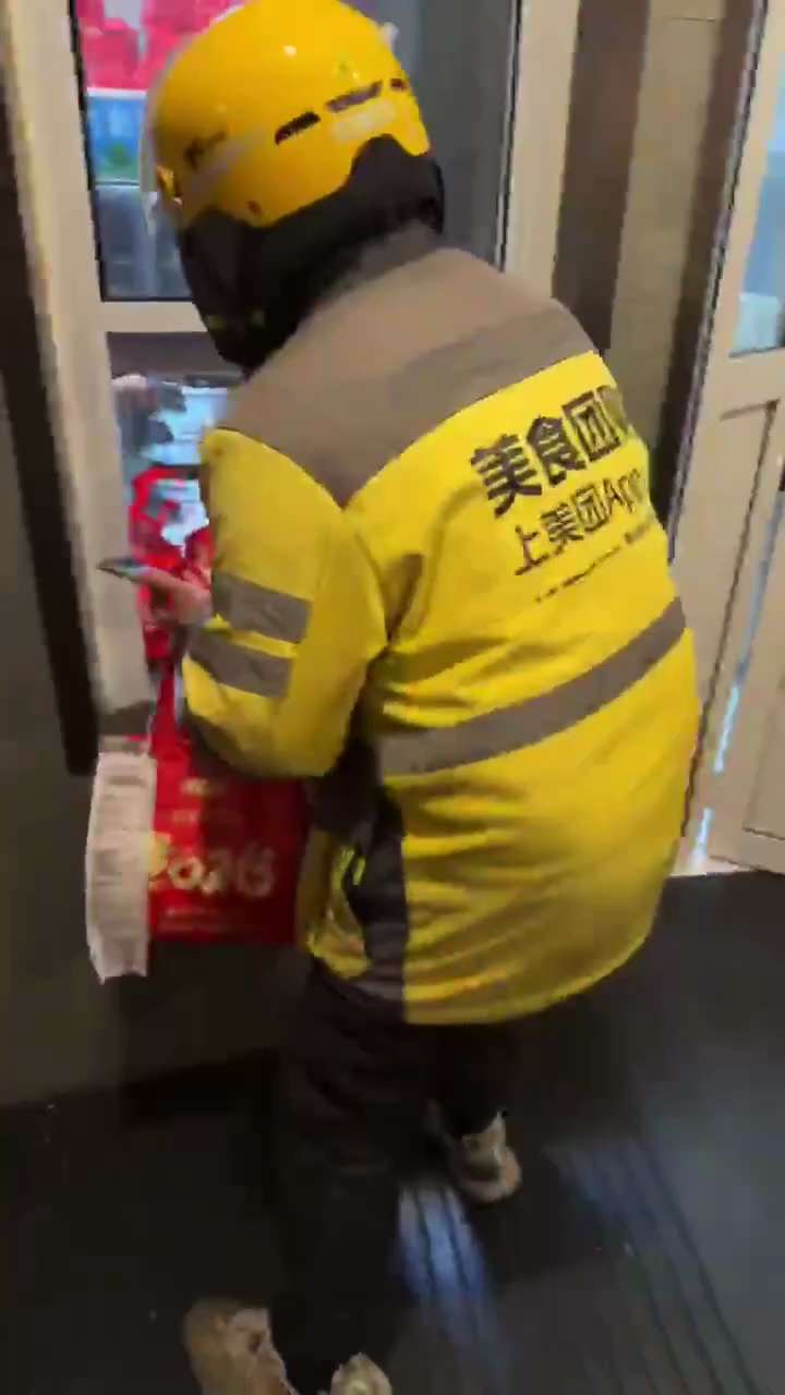 外卖员超时要被罚款，给你们磕头了你们快一点吧😭

中共的劳动局呢？ 美团就是压榨剥削中国人民的恶狼

