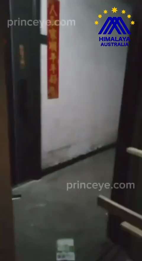 編號：4️⃣2️⃣5️⃣
【中共乱象】北京一个访民集中聚居出租屋内，被截访者强破房门，上访者多为女性，她们勇敢的拿起菜刀和木棍赶路截访人员，但目前应该是当地派出所介入了，处于失联状态。就今天下午的事！...