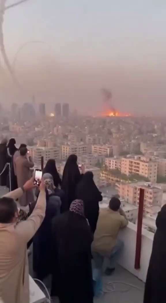 伊朗被轰炸，硝烟笼罩天空，本该是人间炼狱，却有大量民众在街头欢呼雀跃甚至拍手称快。以至于有些国家的电视台想造个“伊朗民众自发悼念哈梅内伊”的假画面都怕穿帮。这一幕说明什么？
如果一个国家长期实行高压，...