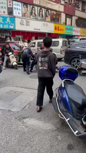 3月19日，信宜市政府门口
一位村民被几名警察按倒在地，疯狂殴打

“异地入伍 互殴父母”
3月19日，信宜市政府门口
防暴警察使用警棍暴力殴打驱散维权的村民
