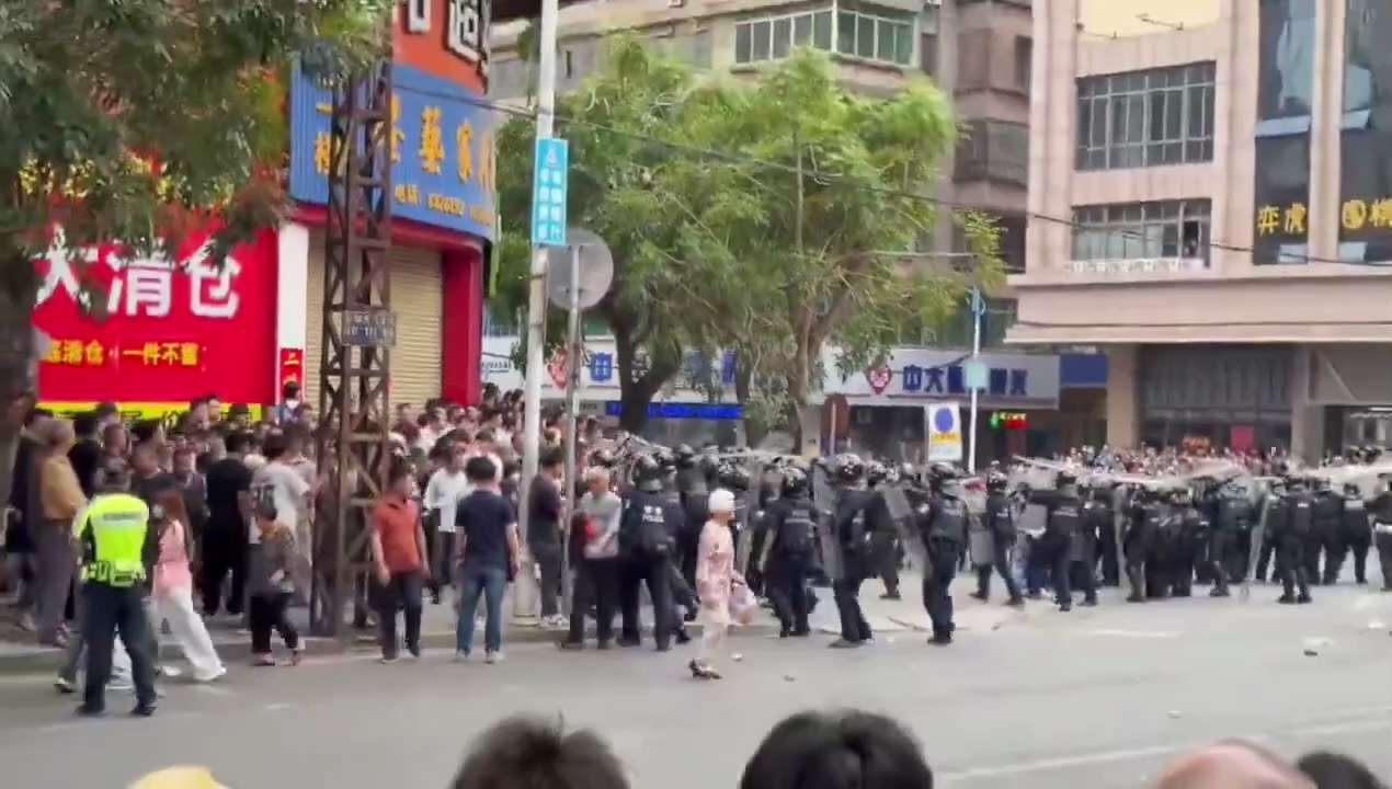 “天怒人怨”
3月19日，信宜市政府门口，一名白发老奶奶带头向防暴警察投掷石块，双方再次爆发冲突。

信宜，面对前来表达诉求的村民，现场防暴警察迅速列队，用盾牌组成一道防线进行阻挡。
期间，有情绪激动...