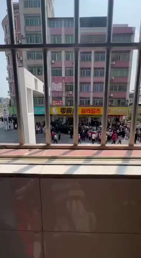 2026年3月25日，广东信宜
抗议民众和混在人群中的便衣警察发生激烈冲突，随后防暴警察也加入殴打民众。
现场多人被捕

3月25日，广东省信宜市，上街抗议政府修建殡仪馆的群众再次和警察爆发冲突，有多...