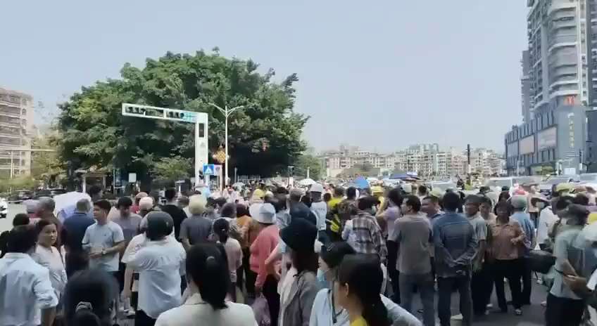 2026年3月25日，广东信宜。
因反对修建火葬场和殡仪馆，信宜市民再次上街聚集

广东爆发大规模警民冲突
3月17-18日，广东省信宜市。
因政府试图在当地修建殡仪馆，且过程存在程序违法，欺骗村民等...