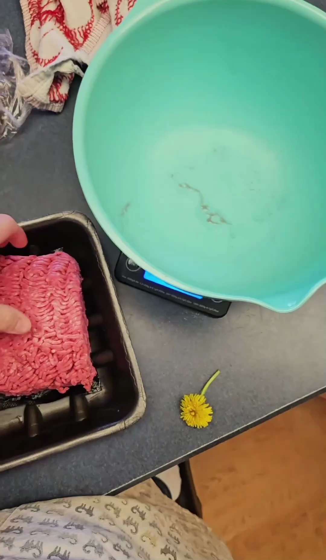 🚨🚨 What an absolute scam 🚨🚨

American bought this 5 pounds of ground beef from Sam’s Club

She p...