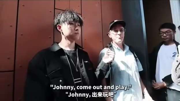 在清华大学工作过的美国教授评价中国教育：每天都像走进葬礼。
