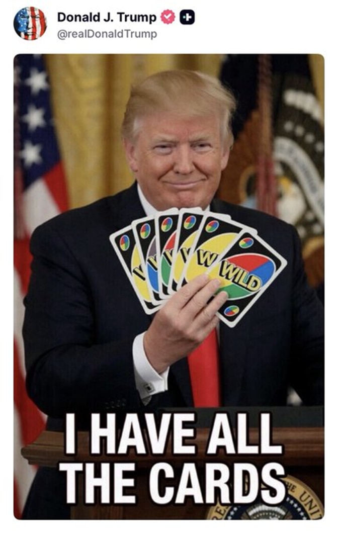 🚨 川普总统：我手里有所有王牌！ 🇺🇸

川普在Truth Social上贴出经典UNO“Wild卡” meme，高调宣称 “I HAVE ALL THE CARDS”，配上他自信笑容的照片，霸...