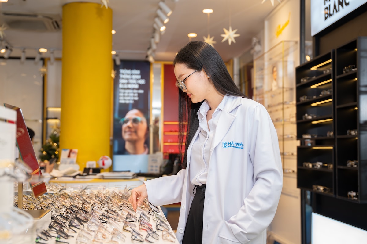 Khám phá bộ sưu tập mắt kính chính hãng từ 30+ thương hiệu quốc tế

Kính Hải Triều là nơi kết nối nh...