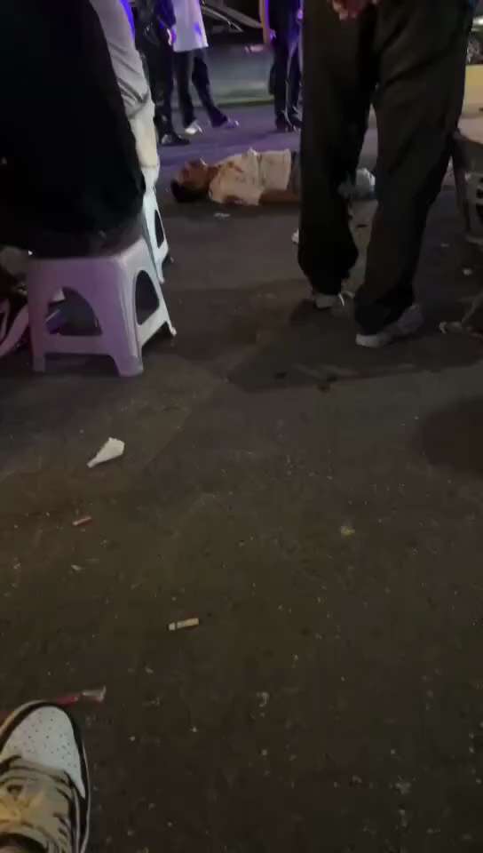 绑匪最后躺地上一动不动，全身带血！ 湖南邵阳市邵阳县塘渡口，抢银行，绑匪往人身上绑炸弹，死3个！ 现场武装部队开枪了！ #邵阳 #绑架