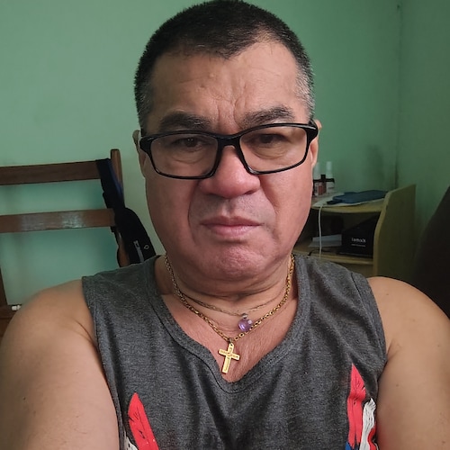 De Direita Conservadora, temente a Deus, de família tradicional e Bolsonarista... 
DEUS É BOM E O DIABO NÃO PRESTA ...