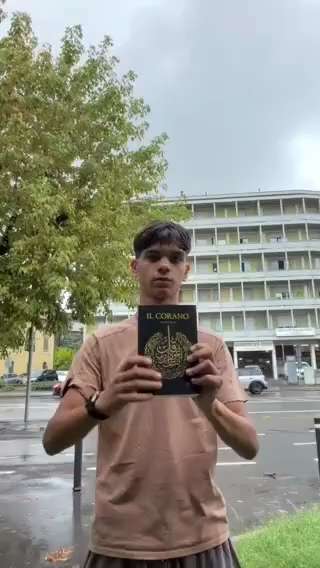 💥💥💥
🇮🇹 "Let's save Italy from Islamic fanatics."
A young Italian member of General Roberto Vann...