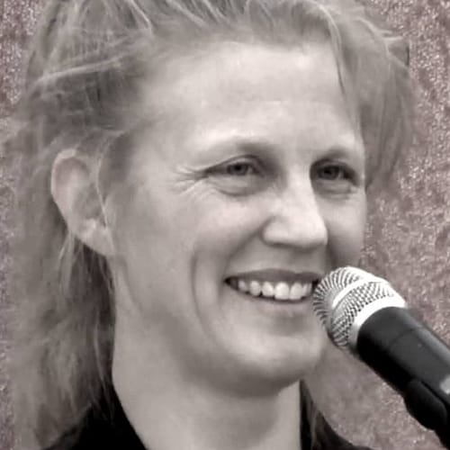 Angela Mahr befasst sich als Journalistin mit dem Spannungsfeld von Propaganda und Gesellschaft, von Interkultureller Ko...