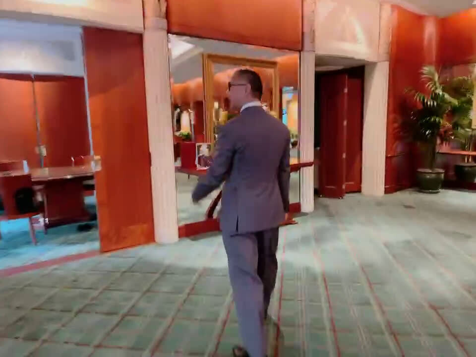 仅有的几瓶LATACHE拉他喜2000特别版．特制路易十三……BEVERLY HLLN酒店…….梦想成真大厅！准备干嘛呀！