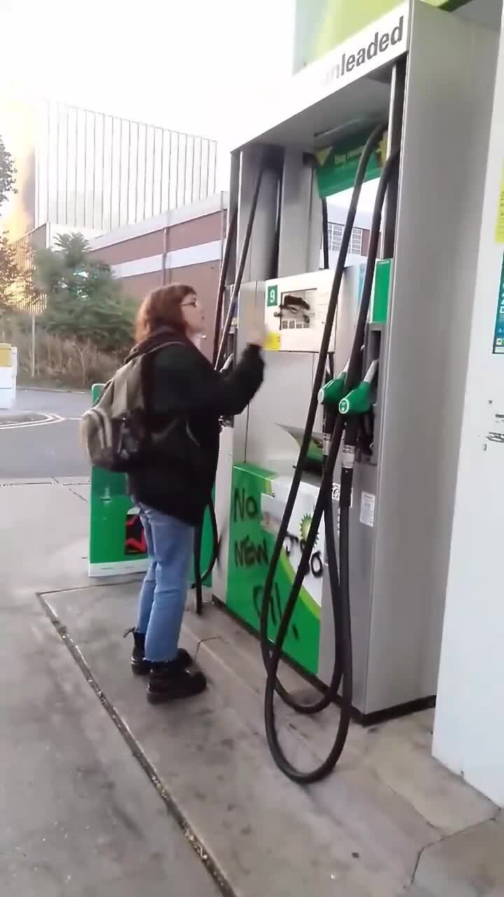 Eine Öko Bewegung in England hat bereits 30 Zapfsäulen zerstört. Sie sind noch nicht fertig 🥳 

