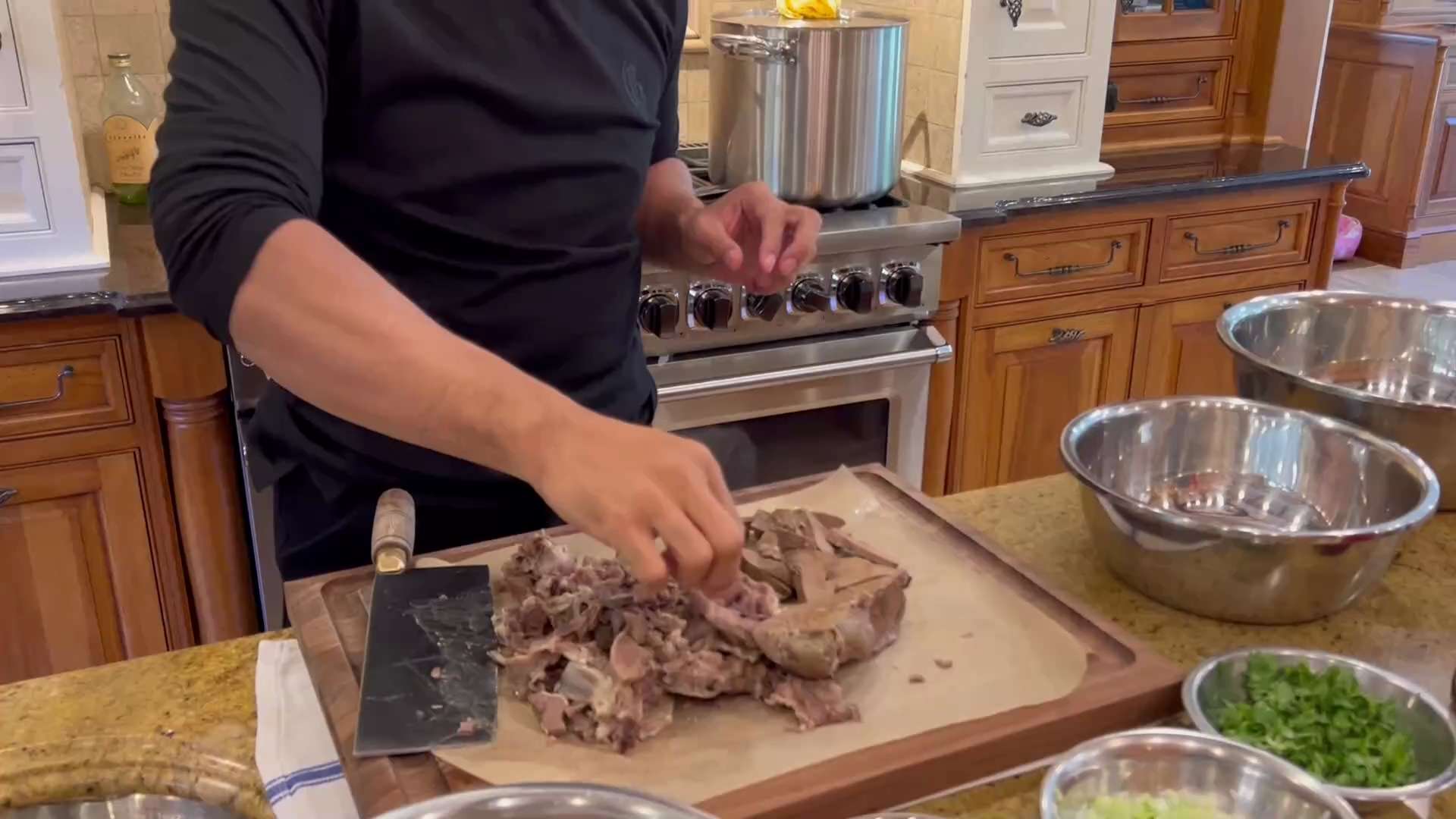 2022.10.16 尊敬的战友们好…….七哥准备开始吃羊肉 
…….喝羊肉汤啦😍😍😍😍