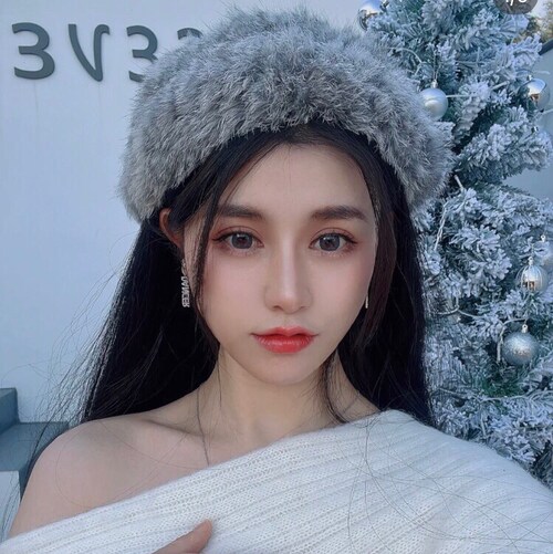 Founder of Nekeia, a clothing design company, accepts private customization.