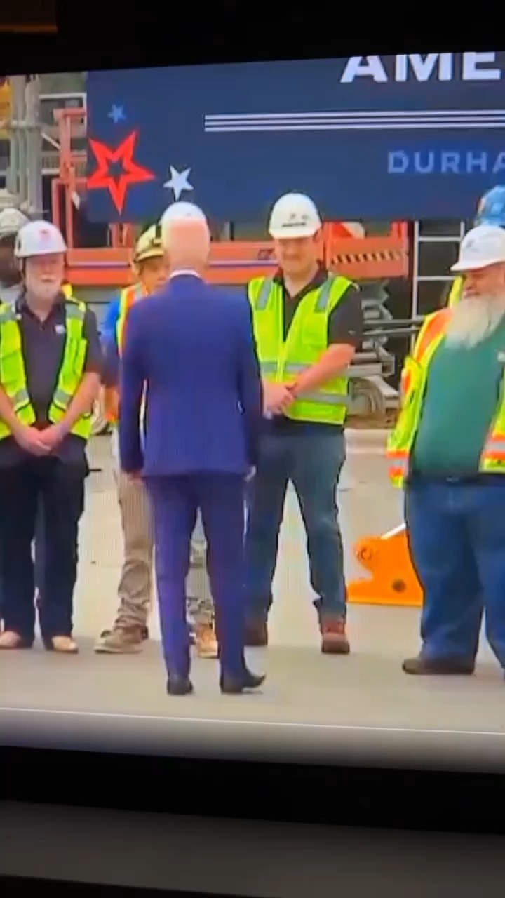 The leader of the free world has no idea where he is nor where he's going.

#JoeBiden #81millionvote...