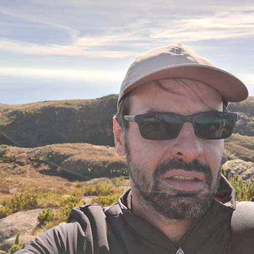 "Quem tiver cabeça dura na procura pela cura da loucura vai morrer na praia" - Djavan