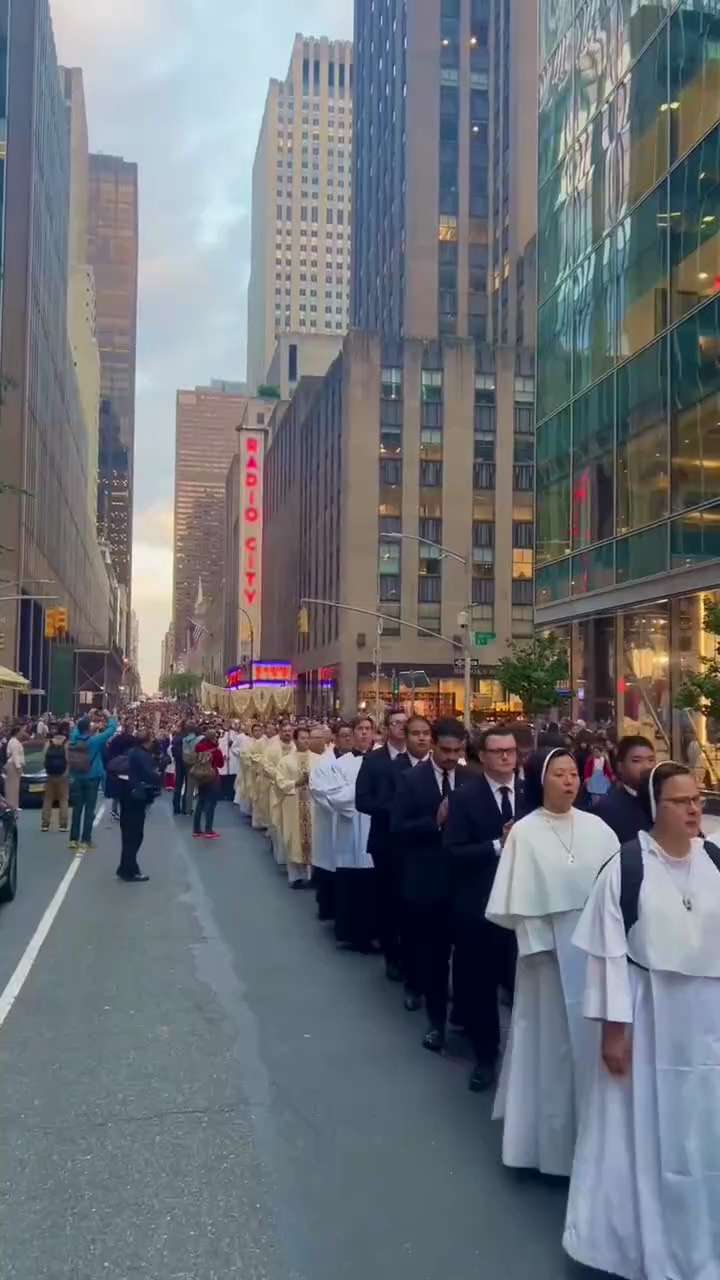 WATCH: 5,000 Christians just offered mass for Israel then lead a massive Eucharistic procession that spanned for BLOCKS through the heart of New York City

Leaving bystanders in TEARS in the middle of Times Square.

God is on the move. ✝️❤️🇺🇸

Watch in awe.