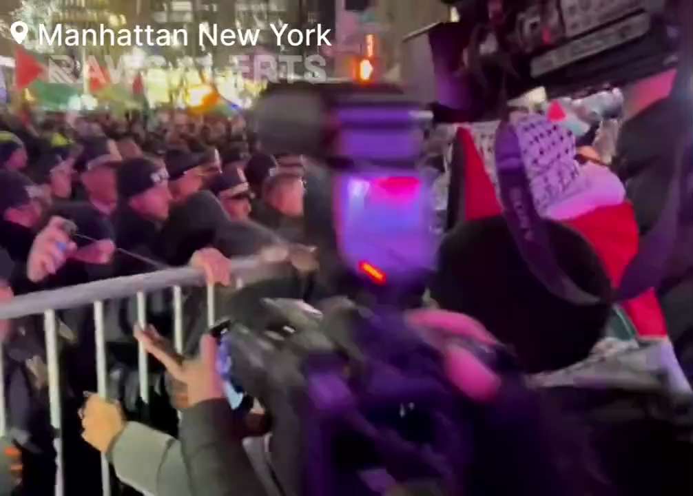 It wouldn't be the Rockefeller Christmas Tree Lighting ceremony without Palestinian supporters fight...