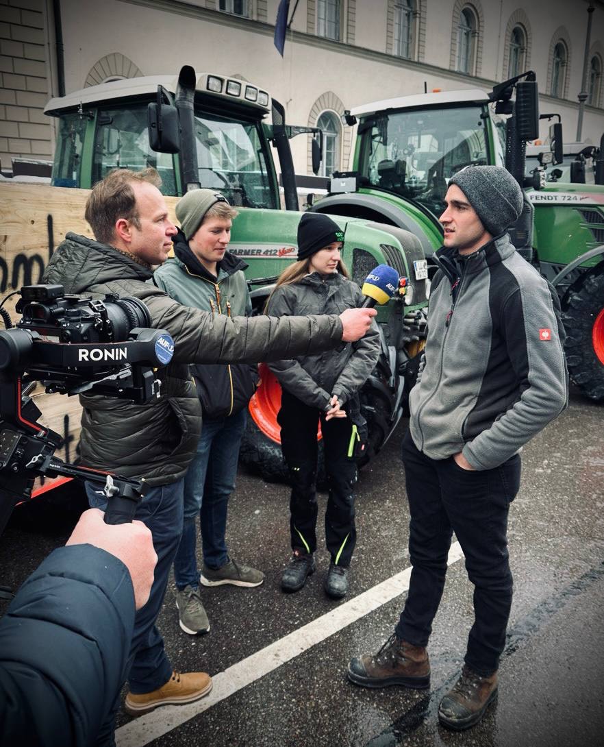 Alle, wirklich alle Interviewpartner sagen sinngemäß: 

Es geht keineswegs nur um einen „Agrardiesel“! Es geht gegen eine verräterische und zerstörerische Politik!

Leute! Diese Bauern sind bereit aufzuwachen…

Ob alle den GREAT RESET kennen? Die Antwort darauf heute 21 Uhr in der Sondersendung bei www.auf1.tv

Ich berichte hier auf meinem Telegram-Kanal von den Protesten: https://t.me/stefanmagnet 

