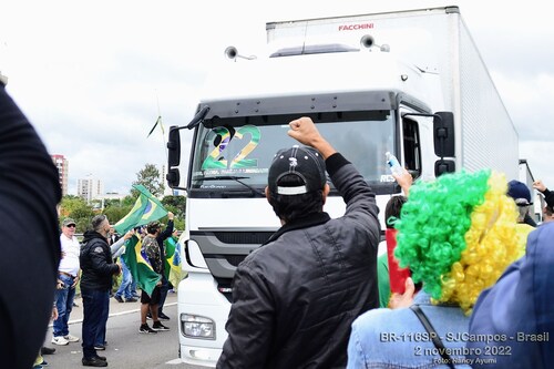 @NancyAyumi  Protest against the results of the presidential election at Dutra in São José dos Campo...